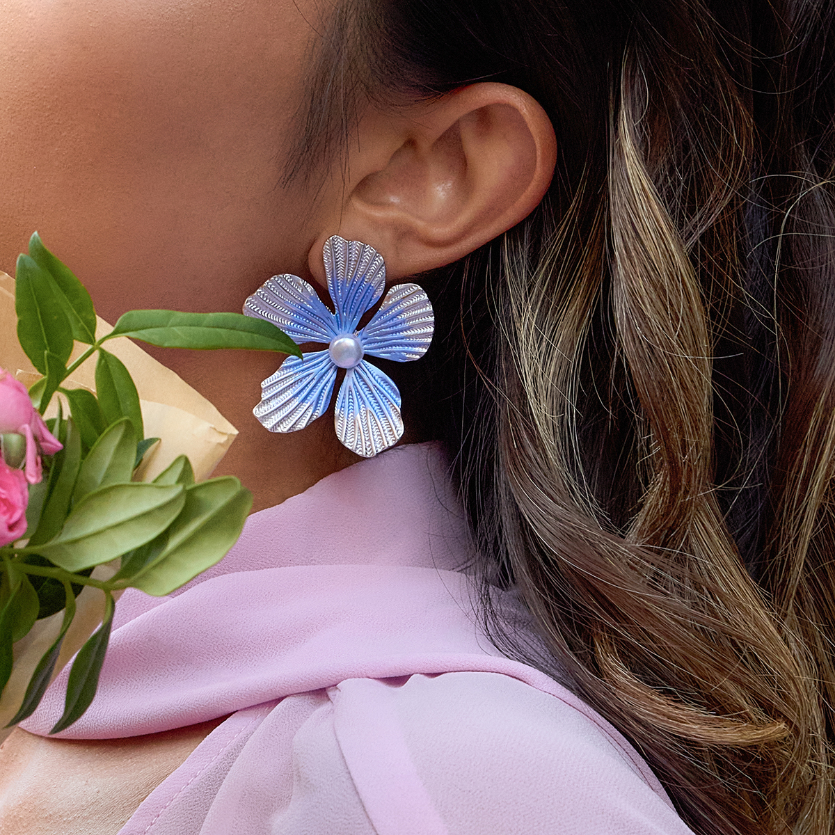 Women's Sweet Romantic Style Acrylic Pearl Flower Earrings Stainless Steel 18K Gold Plated Vacuum Earrings Pair