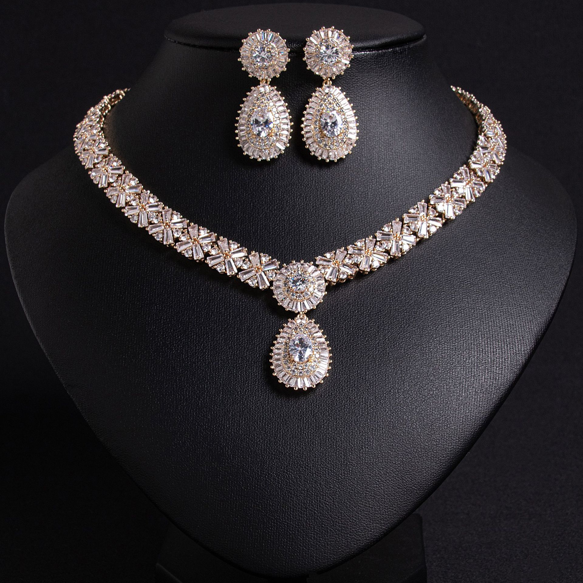 Classic 3A Zircon Waterdrop Pendant Necklace And Clip-On Earrings Jewelry Set Bridal Set Luxury Style Copper Material Women