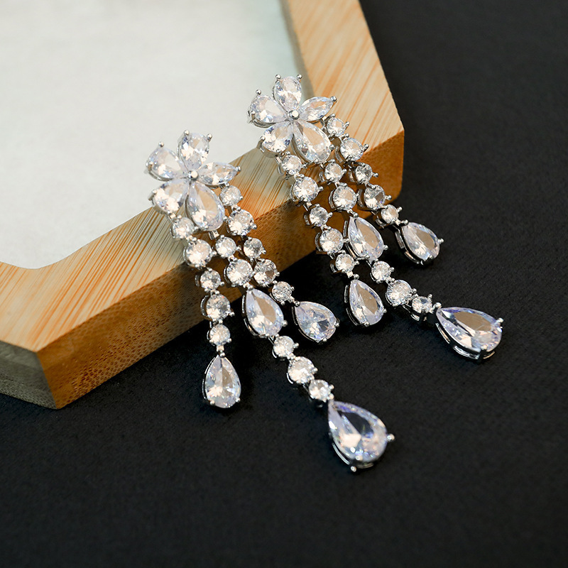 Royal Style Long European Diamond Inlaid Flower Petal Tassel Water Plated Imitation Gold Geometric Pattern Earrings Women's Fashion Jewelry Accessories