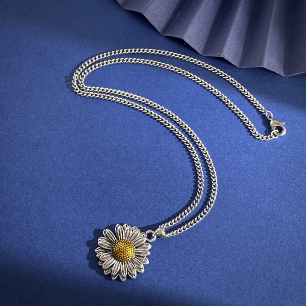 Fashion Vintage Silver Daisy Retro Necklace  INS Simple Versatile Collarbone Chain Unisex Accessories  Full Diamond Inlaid Yellow Diamond Daisy Flower Pendant Necklace