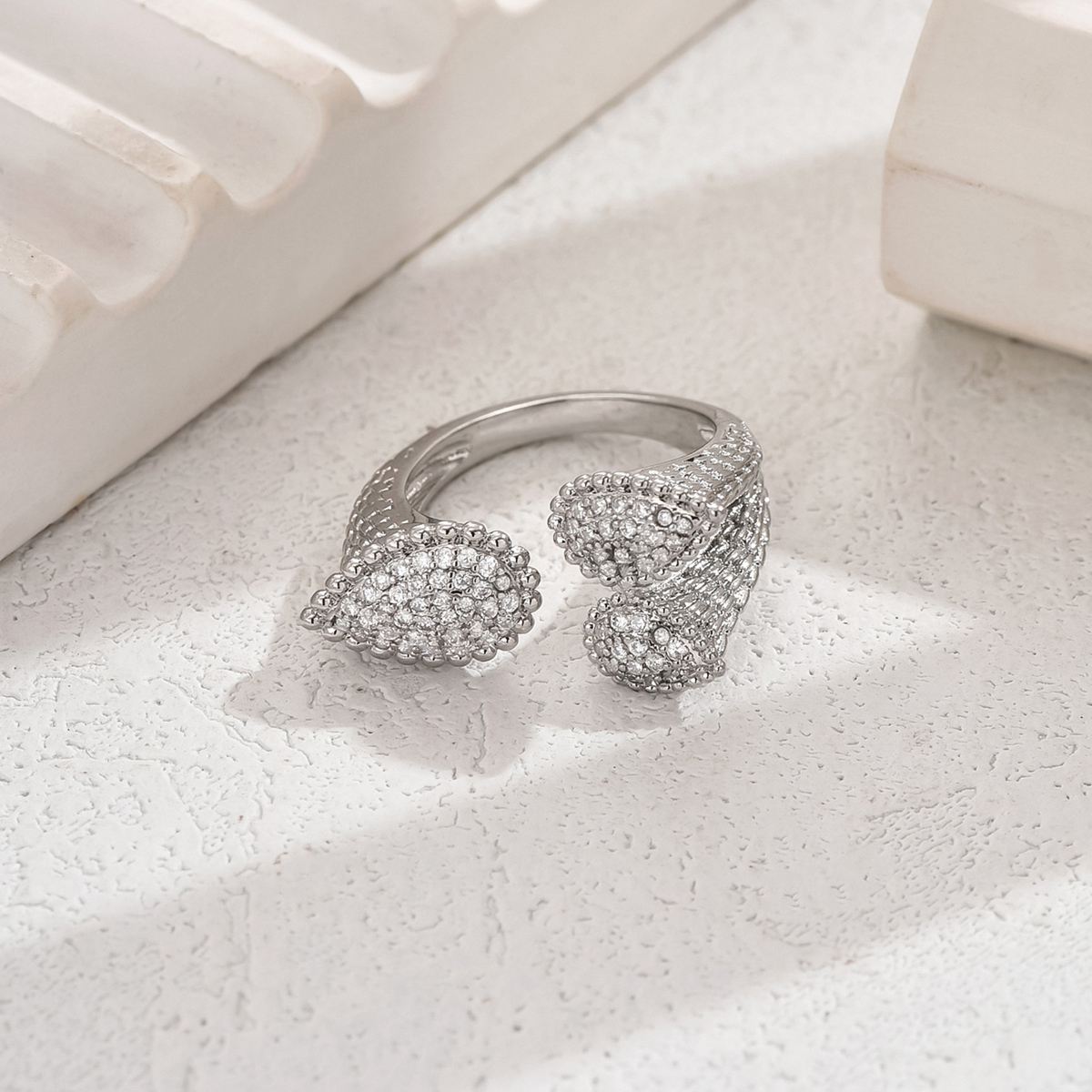 1 Piece Copper Inlaid Zircon Fashion Light Luxury High-end Elegant Diamond Leaf Shape Women's Ring Banquet Party Jewelry Accessory