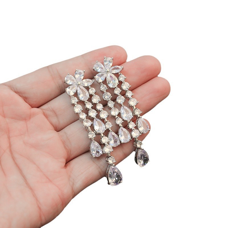 Royal Style Long European Diamond Inlaid Flower Petal Tassel Water Plated Imitation Gold Geometric Pattern Earrings Women's Fashion Jewelry Accessories