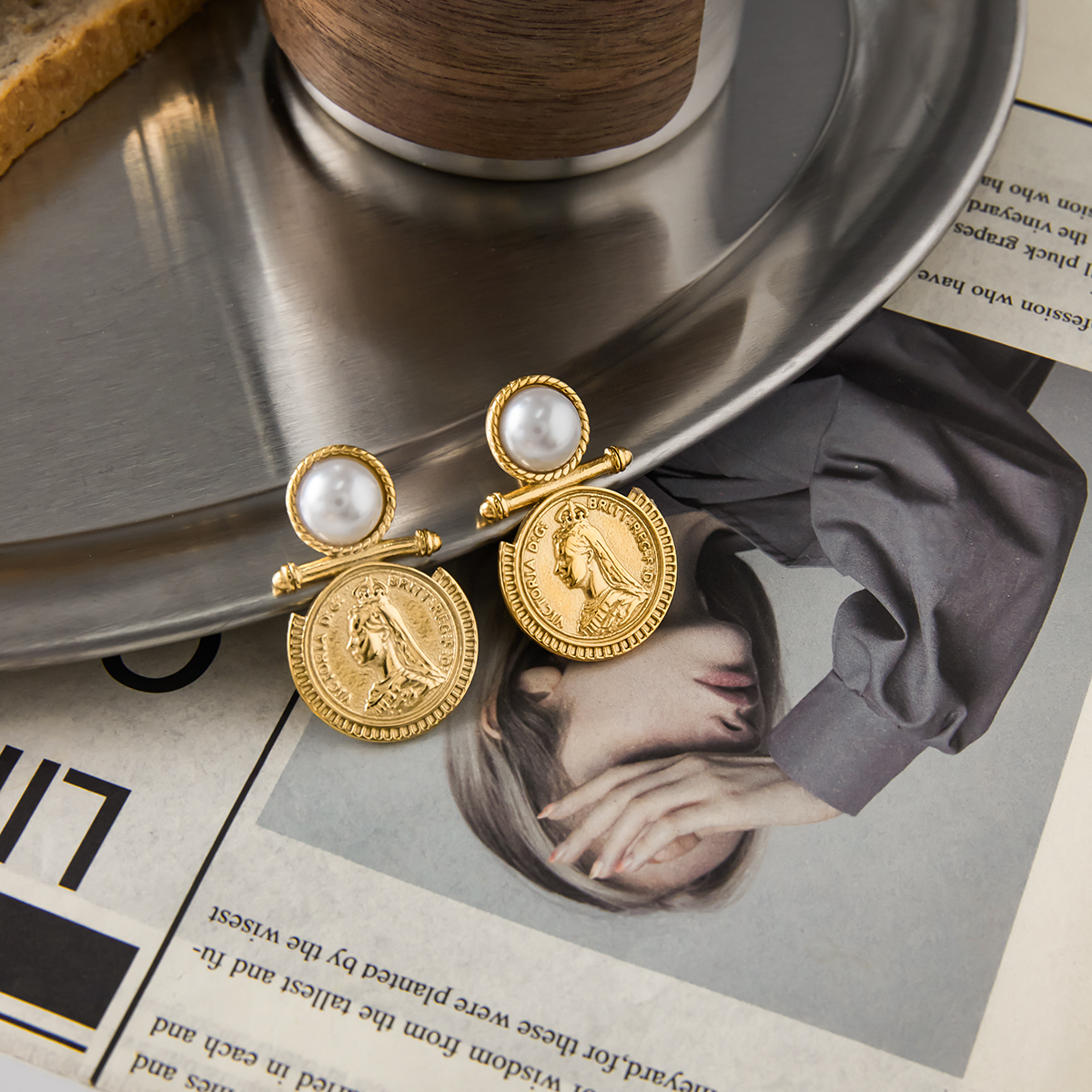 Women's Classic 18K Gold 304 Stainless Steel Resin Pearl Coin Portrait Earrings Fashion Jewelry Accessories Pair