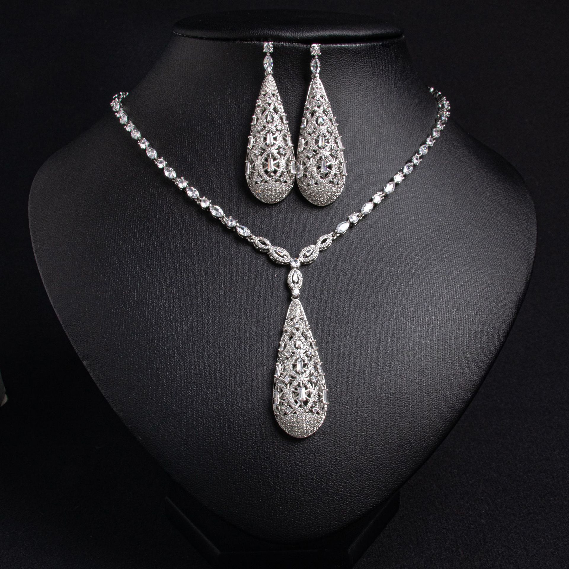 Fashionable Hollow Out Red Ruby Jewelry Set Classic Style Necklace And Earrings Two Piece Set Luxury Aesthetic Copper Zirconia