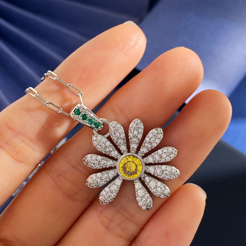 Fashion Vintage Silver Daisy Retro Necklace  INS Simple Versatile Collarbone Chain Unisex Accessories  Full Diamond Inlaid Yellow Diamond Daisy Flower Pendant Necklace