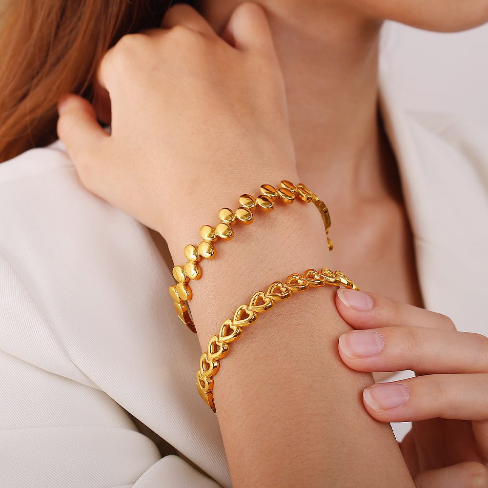 Fashionable Stainless Steel 304 Heart Shaped Hollow Out Linked Bracelet Vacuum Plated 18K Gold Commuter High End Feeling