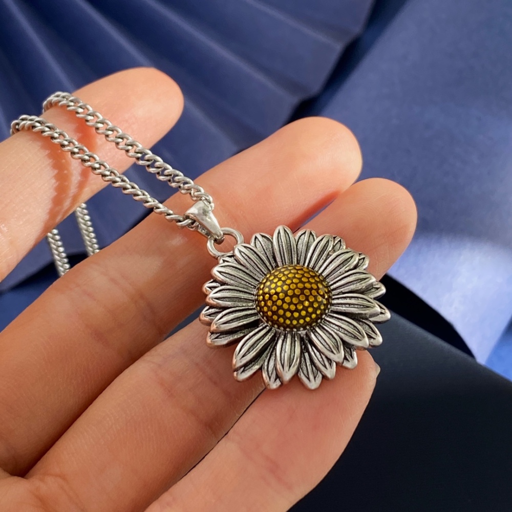 Fashion Vintage Silver Daisy Retro Necklace  INS Simple Versatile Collarbone Chain Unisex Accessories  Full Diamond Inlaid Yellow Diamond Daisy Flower Pendant Necklace