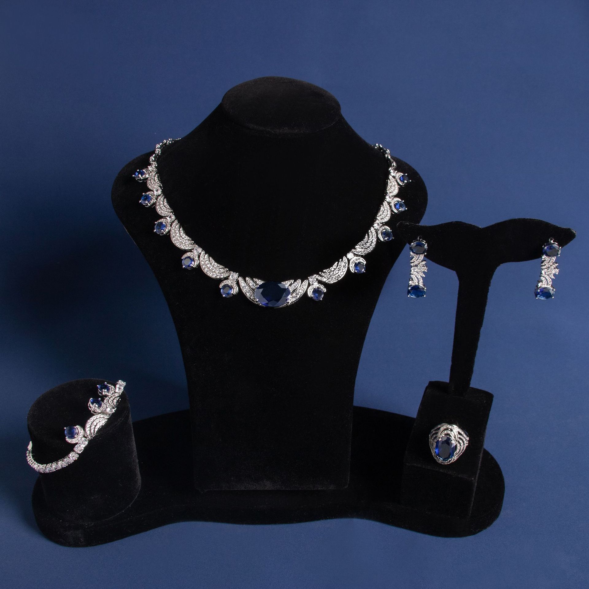 Luxurious Gemstone Jewelry Set Full Of Diamonds Four-Piece Set Including Necklace Earrings Bracelet Ring For Elegant Women