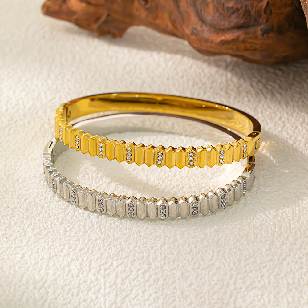 New Luxury Fashion Bracelet Vintage Stainless Steel Casting Versatile Buckle Titanium Steel Simple Style Irregular Diamond Engraving