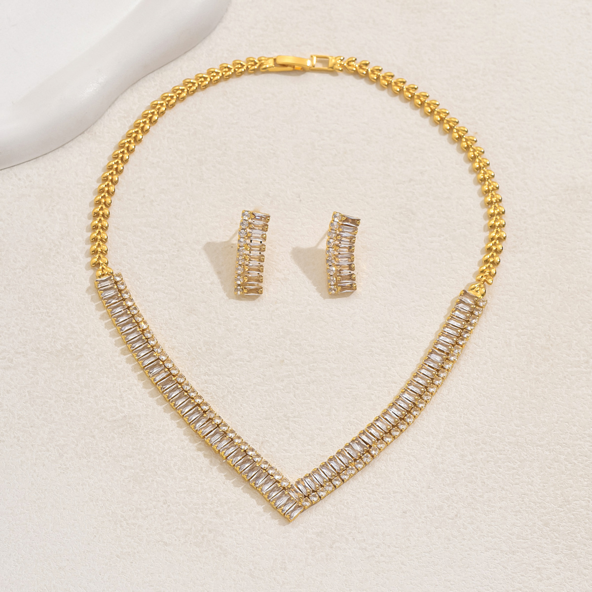 Three-Piece Set  High-End Luxury Super Shiny Copper Inlaid Synthetic Zircon Necklace Earrings Set Wedding Season Banquet Bride Jewelry Set Wedding Dress Accessories Suitable For Marriage Valentine's Day Mother's Day Gift Set