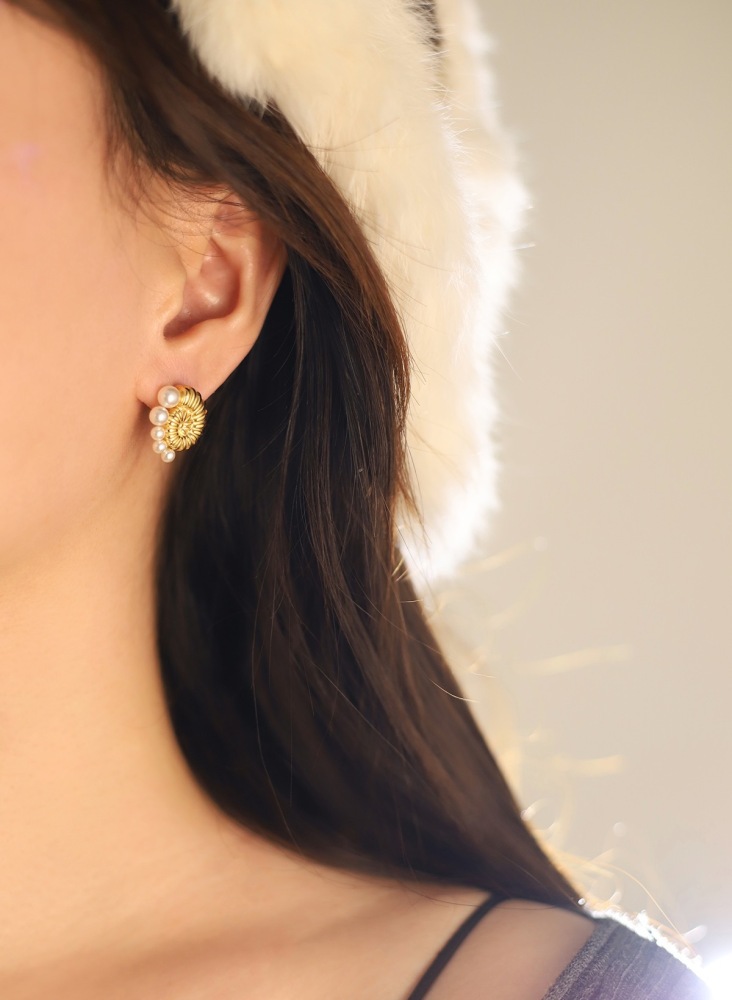 Gradient Pearl Earrings Titanium Steel Material 18K Gold Plated Shell Design Simple Rose Gold Women's Jewelry Accessories