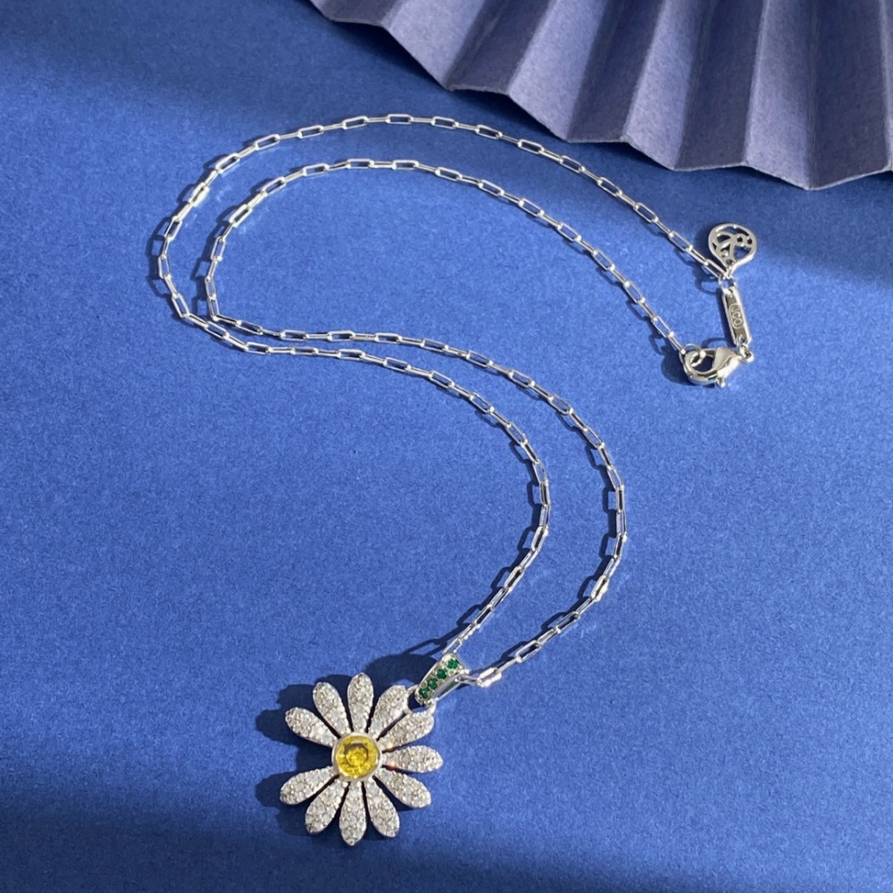 Fashion Vintage Silver Daisy Retro Necklace  INS Simple Versatile Collarbone Chain Unisex Accessories  Full Diamond Inlaid Yellow Diamond Daisy Flower Pendant Necklace