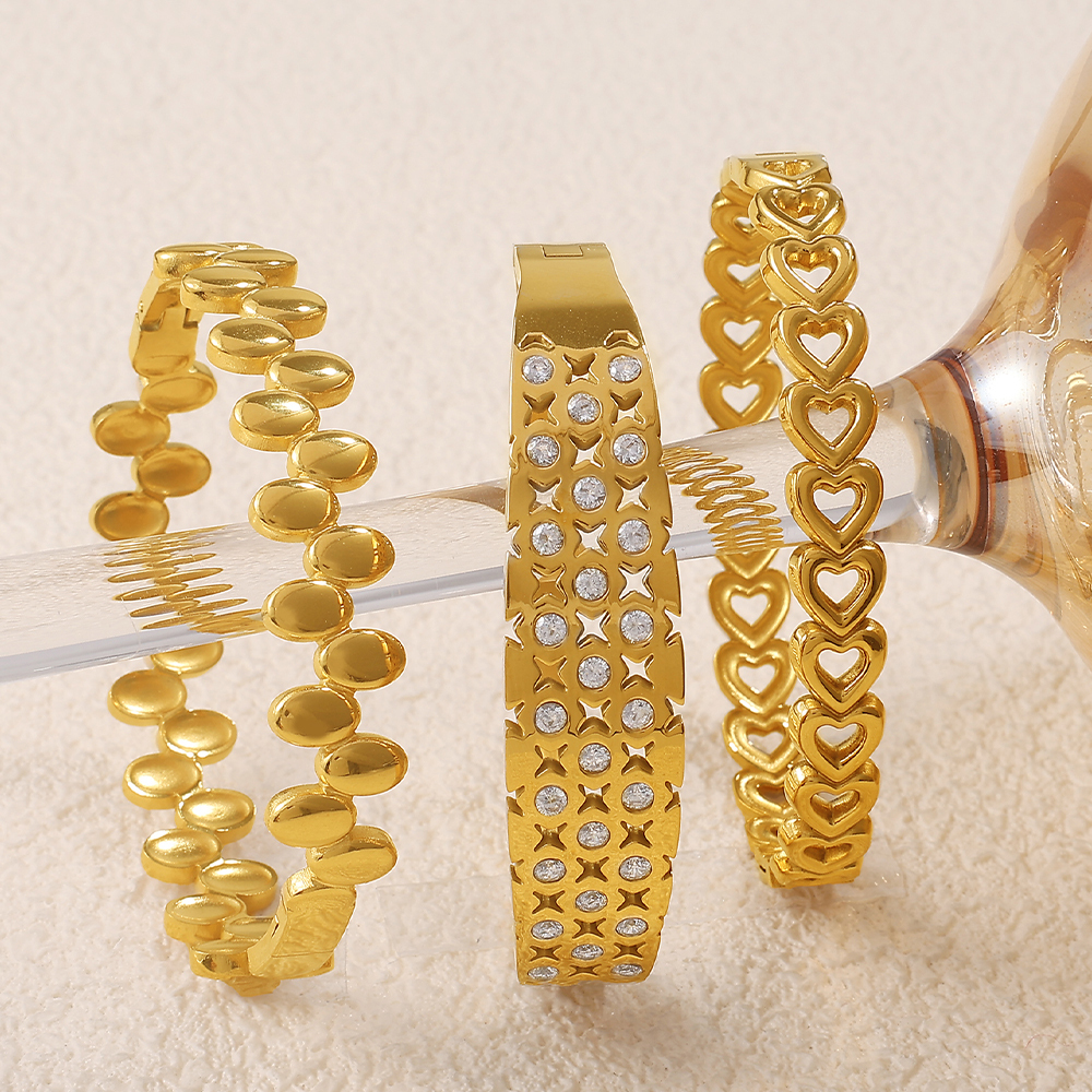 Fashionable Stainless Steel 304 Heart Shaped Hollow Out Linked Bracelet Vacuum Plated 18K Gold Commuter High End Feeling