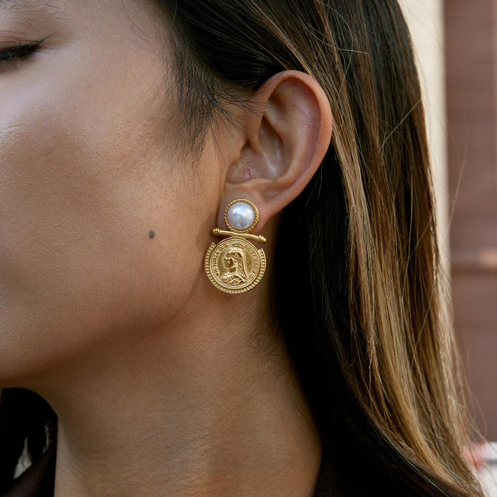 Women's Classic 18K Gold 304 Stainless Steel Resin Pearl Coin Portrait Earrings Fashion Jewelry Accessories Pair