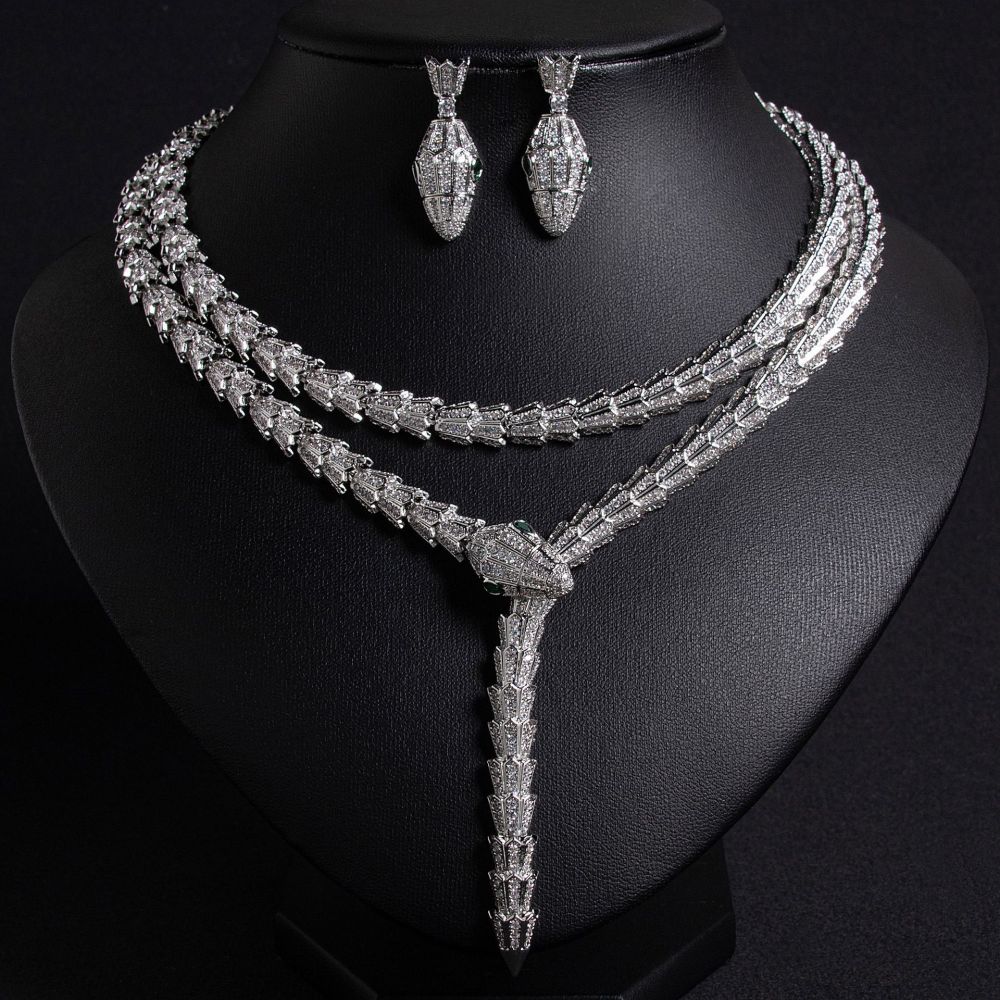 French Luxury Snake Shaped Diamond Embedded Zirconia Necklace Simple Design Sensation Clavicle Chain Fashion High-End Feeling Jewelry For Women
