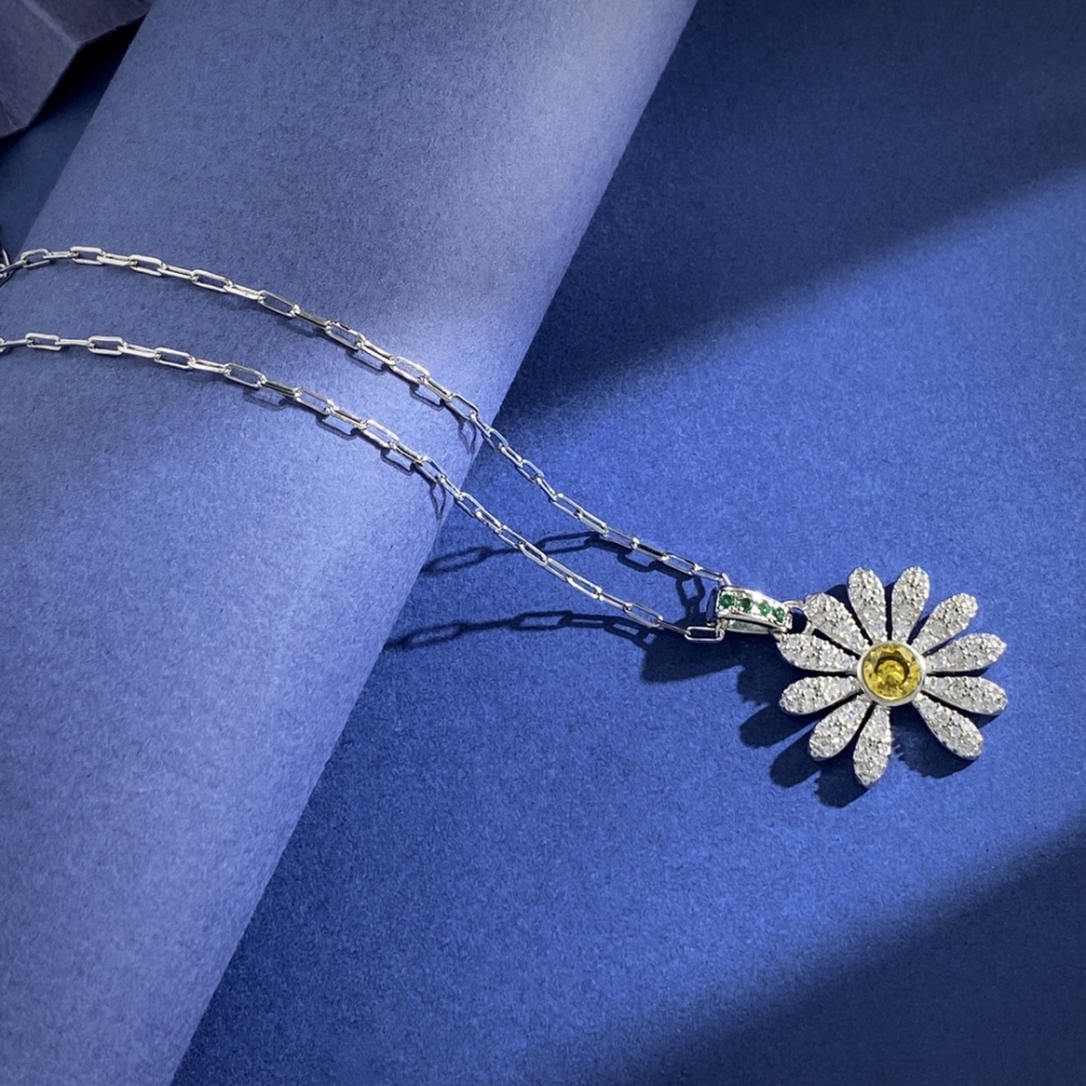 Fashion Vintage Silver Daisy Retro Necklace  INS Simple Versatile Collarbone Chain Unisex Accessories  Full Diamond Inlaid Yellow Diamond Daisy Flower Pendant Necklace