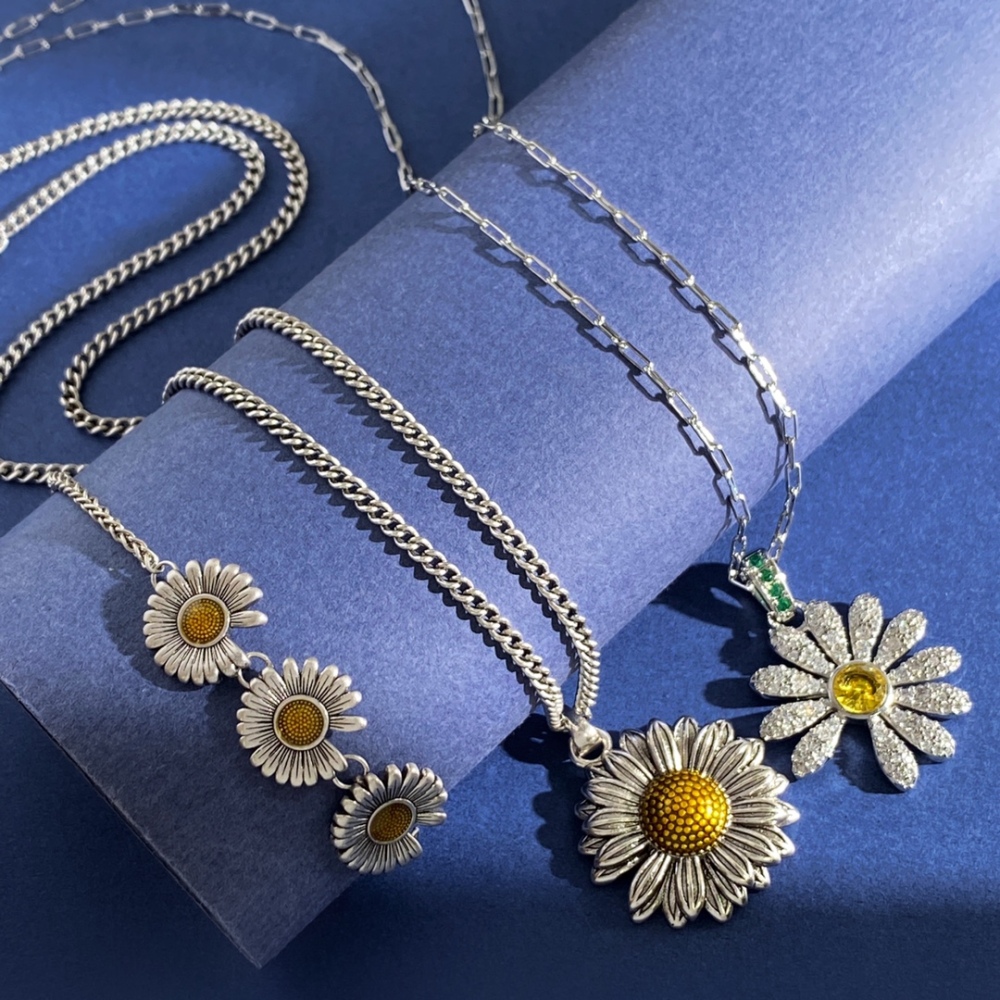 Fashion Vintage Silver Daisy Retro Necklace  INS Simple Versatile Collarbone Chain Unisex Accessories  Full Diamond Inlaid Yellow Diamond Daisy Flower Pendant Necklace