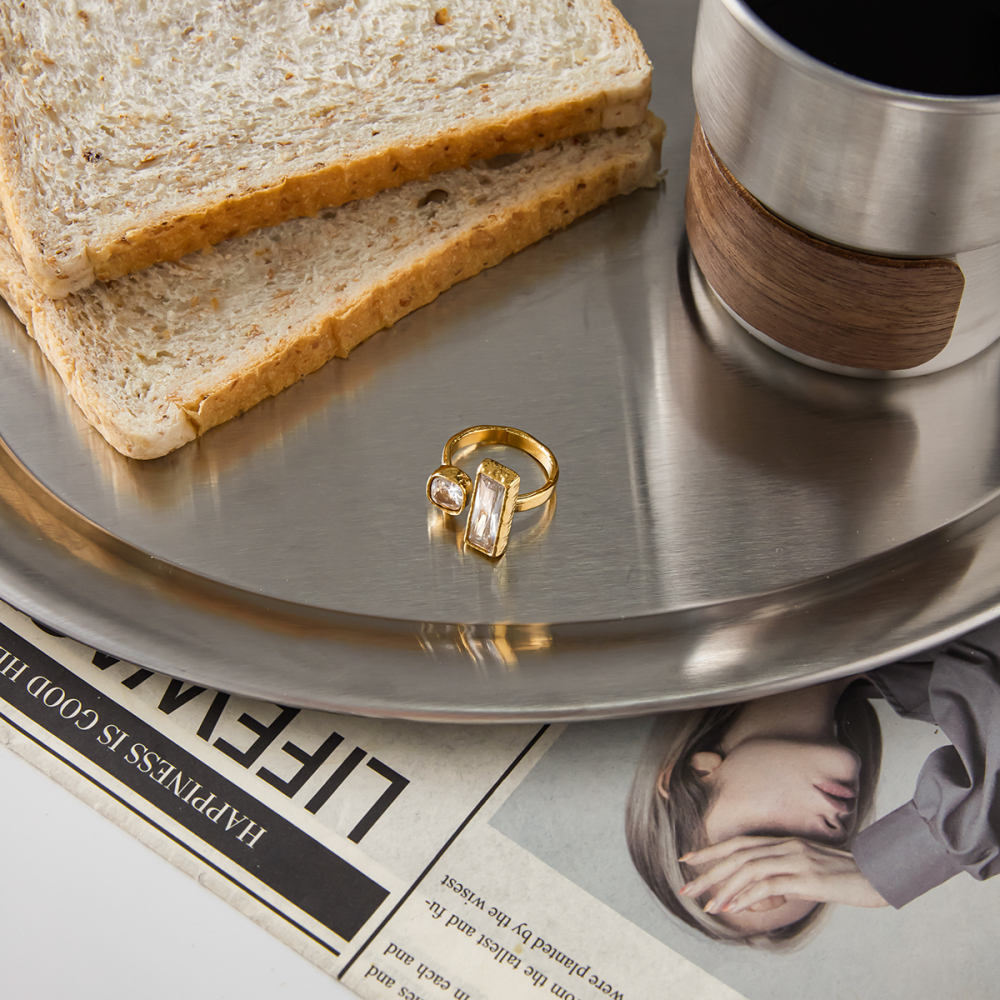 Ladies Classic Style Open Ring Stainless Steel 18K Gold Square And Round Diamond Decorated Ring Travel Suitable All Seasons