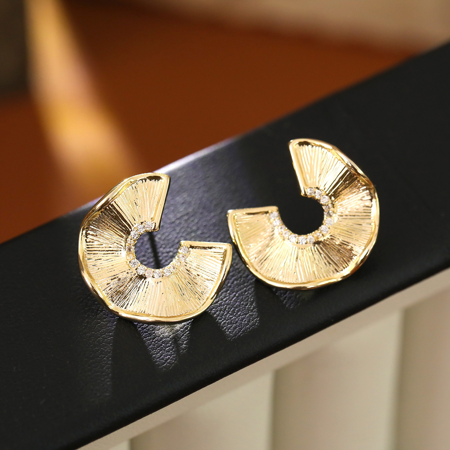 Fashionable Geometric Heart Shaped Dangle Earrings Women Simple Style Wave Folded Copper Alloy Elegant Atmosphere Ear Jewelry