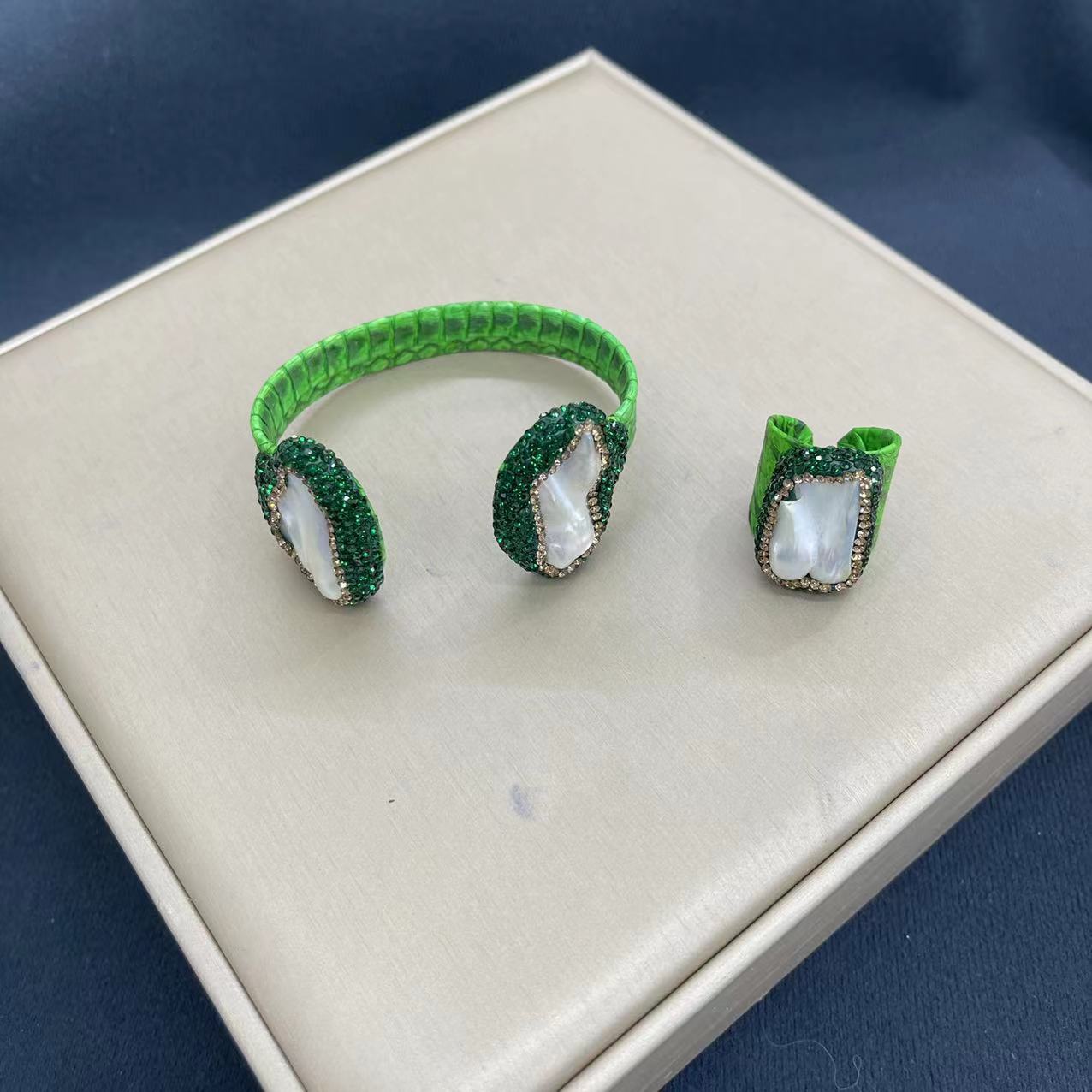 Natural Snake Skin Four Piece Set Embedded With Pearls And Czech Crystals For High End Banquet Jewelry Accessories