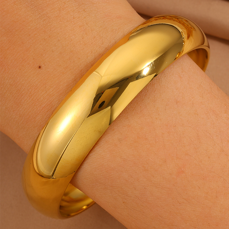 1pcs - Gold Smooth Simple Bracelet! The Design Is Eye-catching And Classic, With A Smooth Texture And Sharp Silhouette, Showcasing Ingenuity And Elegant Luxury Charm - Paired With Stainless Steel Material