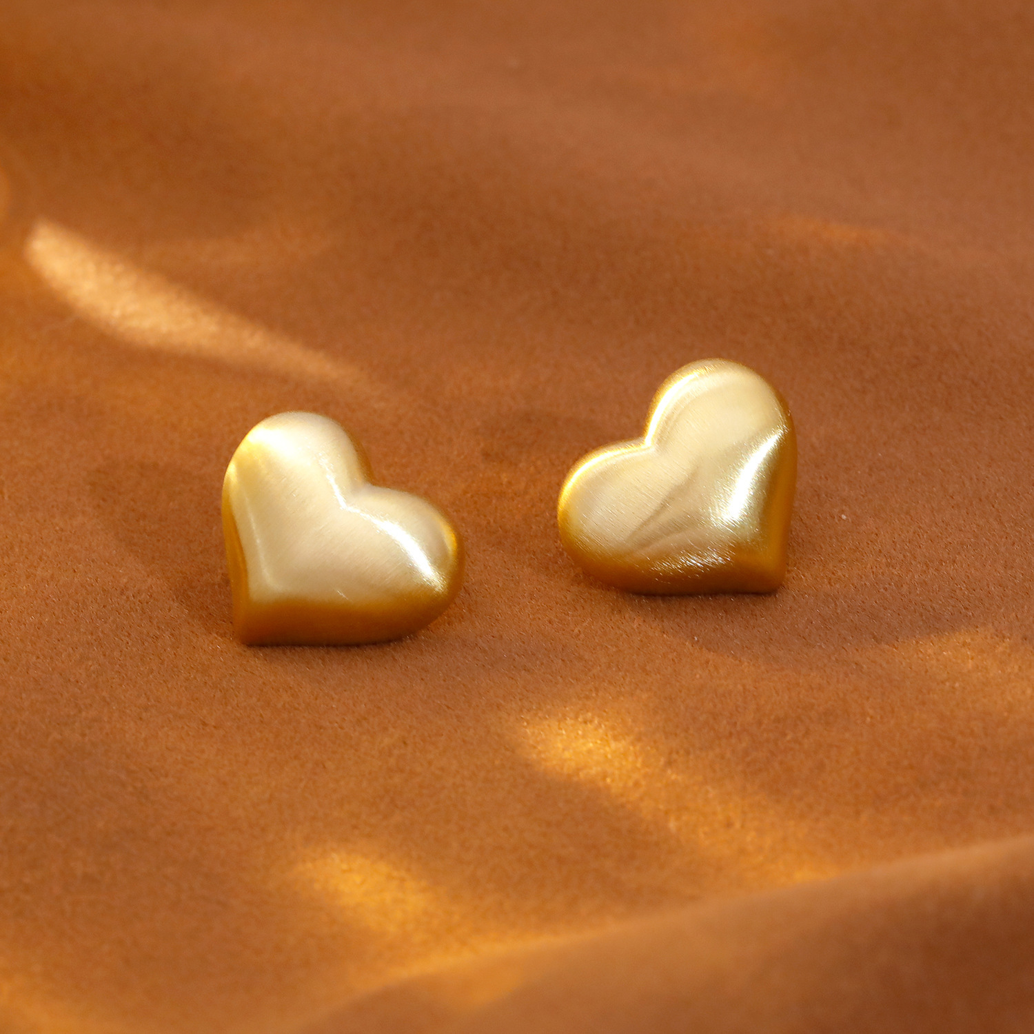 Metallic Tarnished Heart Shaped Earrings Women's Commute Fashion Elegant Lightweight Luxury Versatile Ear Jewelry