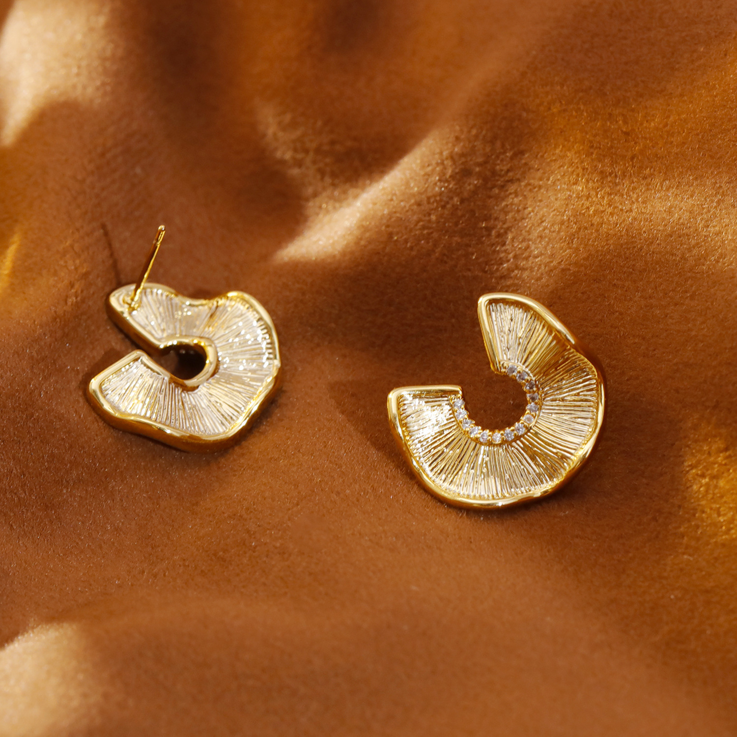 Fashionable Designer Earrings Irregular Texture 3D Simple Elegant New Arrival 2025 Trendy Women's Round Elliptical Zirconia Jewelry