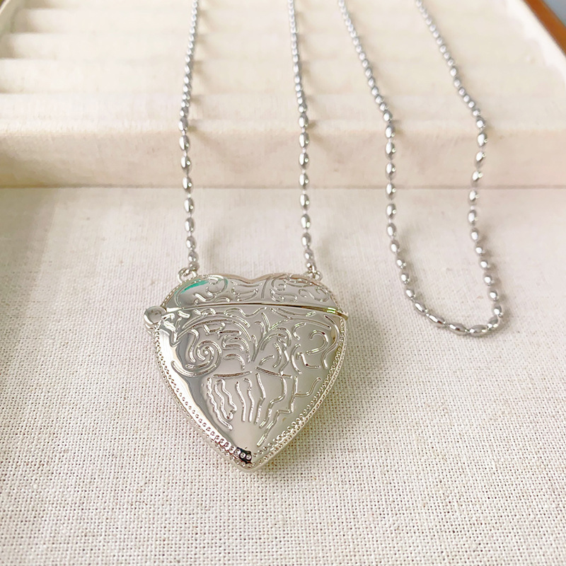 New Blogger Miss Wu Style Retro Carved Pattern Heart Shaped Long Crossbody Bag Sweater Chain Necklace For Women