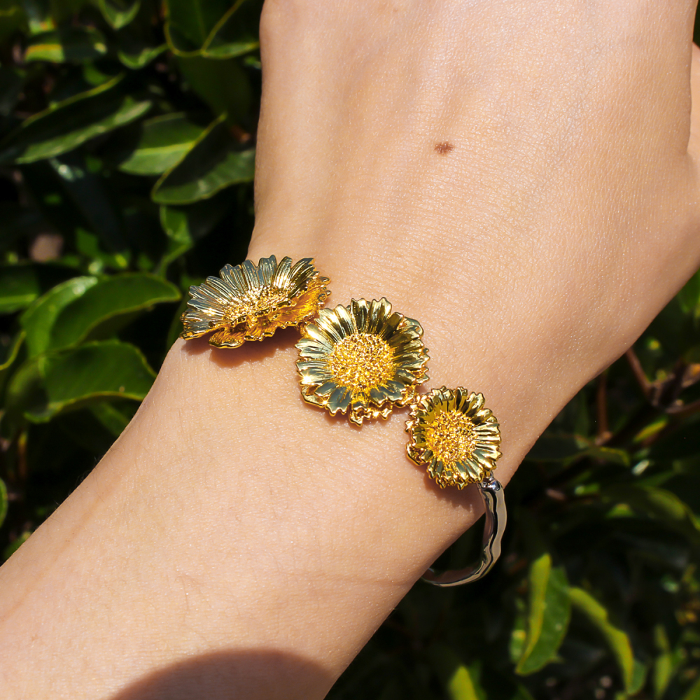 Elegant Daisy Art Embossed Bracelet And Earring Set For Women Golden 3D Petal Design Holiday Fashion Jewelry Accessories