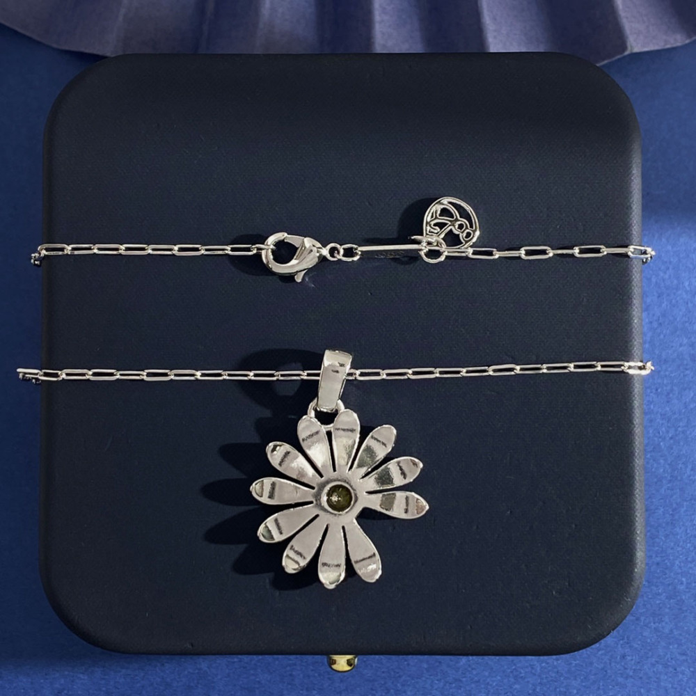 Fashion Vintage Silver Daisy Retro Necklace  INS Simple Versatile Collarbone Chain Unisex Accessories  Full Diamond Inlaid Yellow Diamond Daisy Flower Pendant Necklace