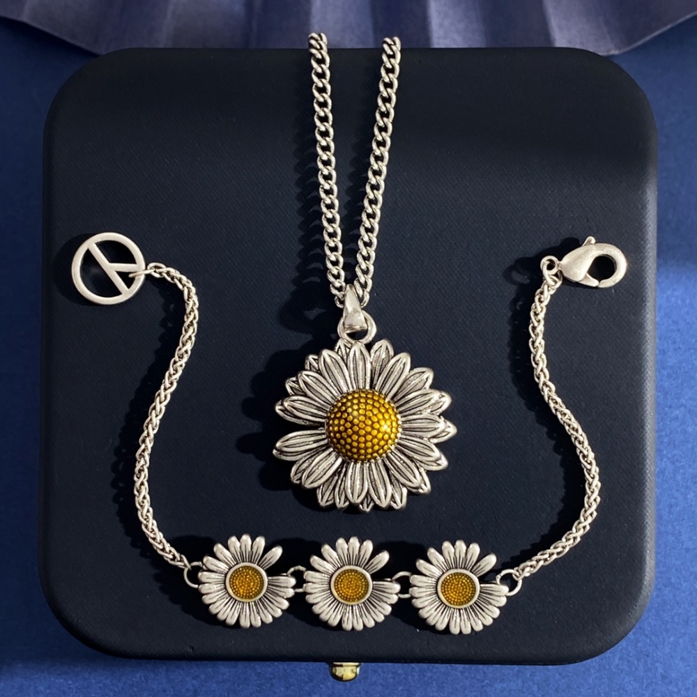 Fashion Vintage Silver Daisy Retro Necklace  INS Simple Versatile Collarbone Chain Unisex Accessories  Full Diamond Inlaid Yellow Diamond Daisy Flower Pendant Necklace