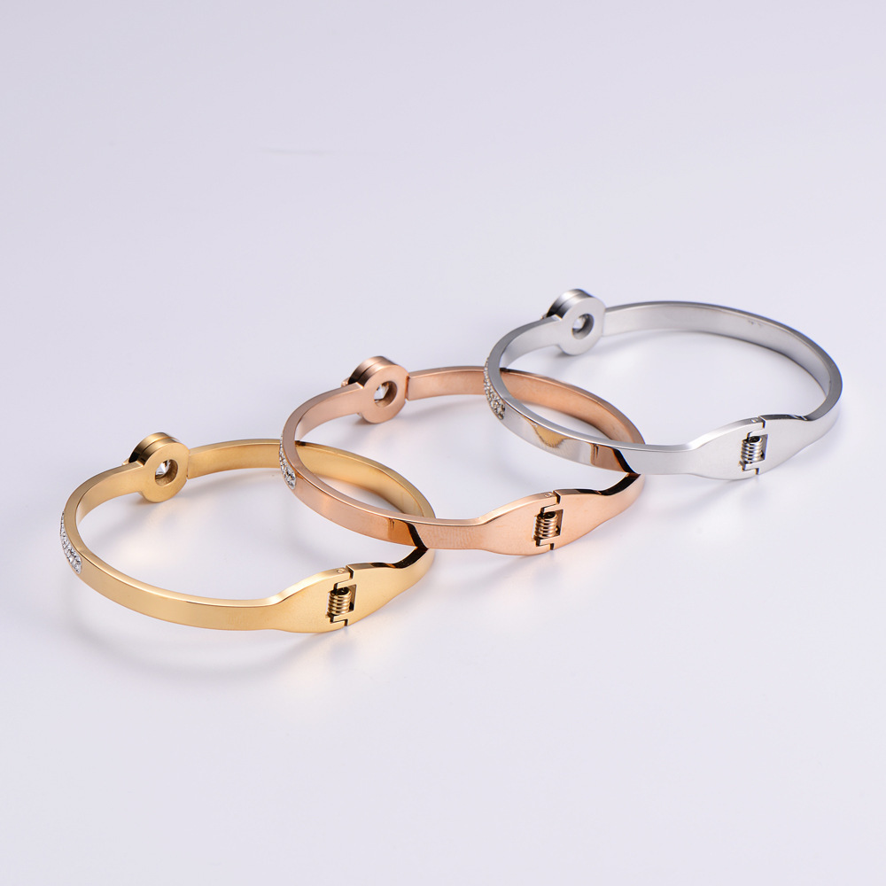 PVD Coated 18K Gold Plated Heart Stainless Steel Simple Style Waterproof Non Tarnish