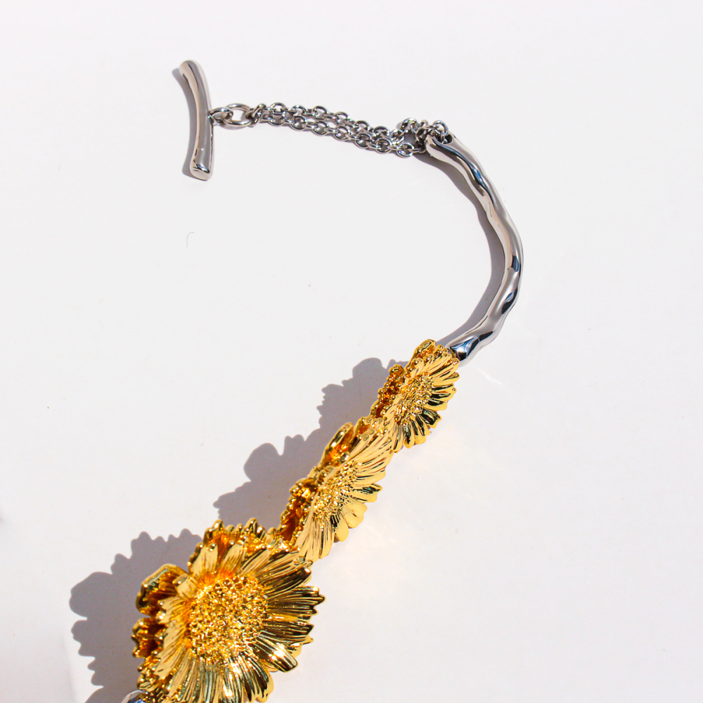 Elegant Daisy Art Embossed Bracelet And Earring Set For Women Golden 3D Petal Design Holiday Fashion Jewelry Accessories