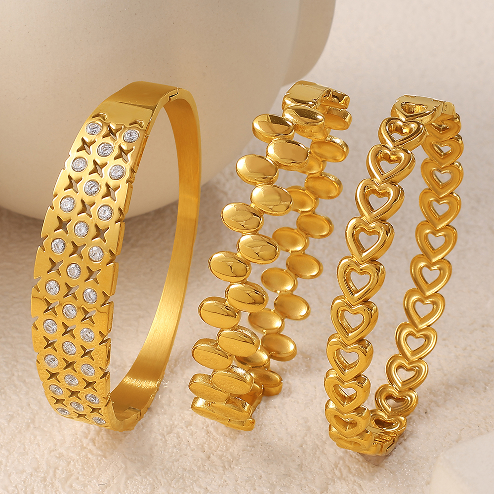 Fashionable Stainless Steel 304 Heart Shaped Hollow Out Linked Bracelet Vacuum Plated 18K Gold Commuter High End Feeling