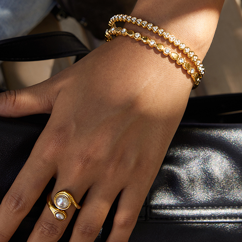 Ladies Classic Style 18K Gold Stainless Steel Bracelet With Round White Diamond Waterdrop Design Vacuum Plated Real Gold