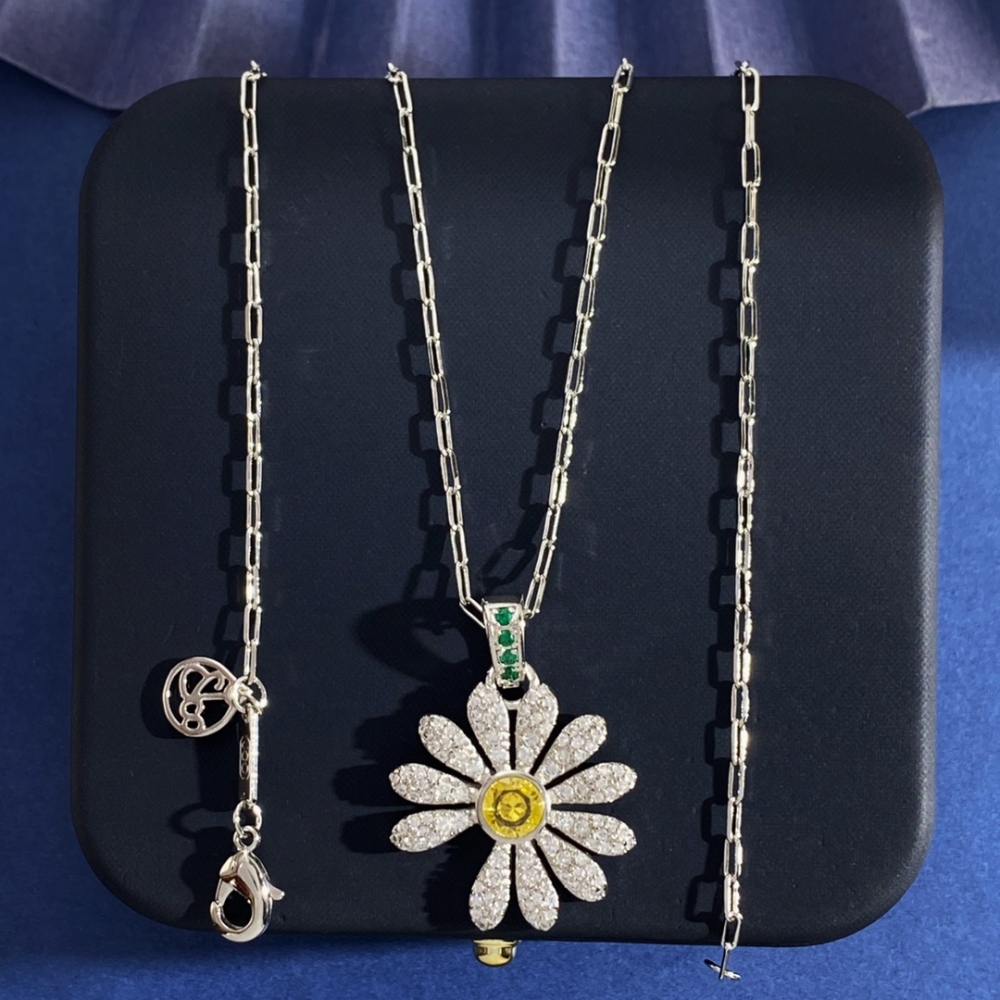 Fashion Vintage Silver Daisy Retro Necklace  INS Simple Versatile Collarbone Chain Unisex Accessories  Full Diamond Inlaid Yellow Diamond Daisy Flower Pendant Necklace