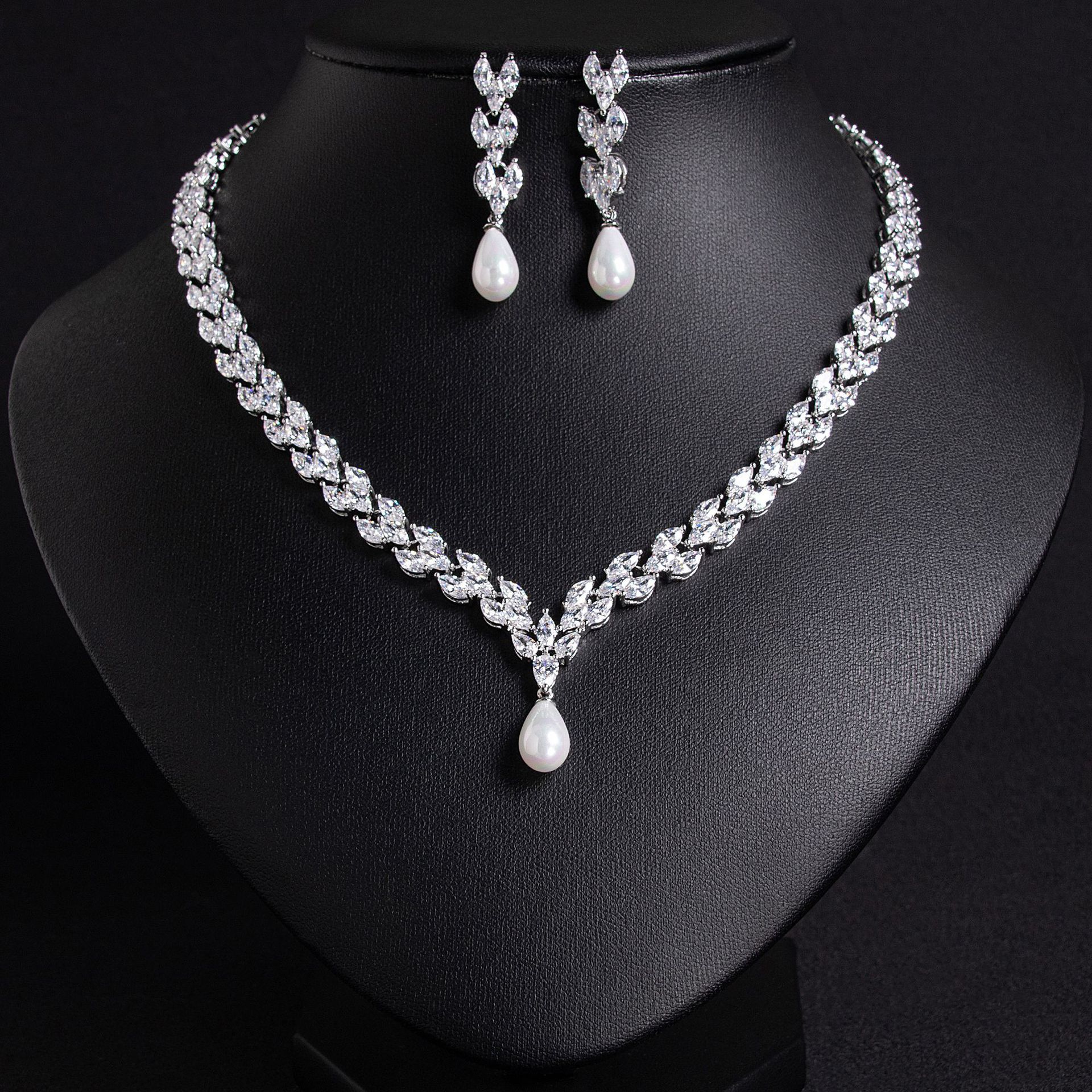 Luxurious Pearl Zircon Pendant Necklace Women's Elegant European Style Dress Party Set With Matching Earrings Fashionable Lady