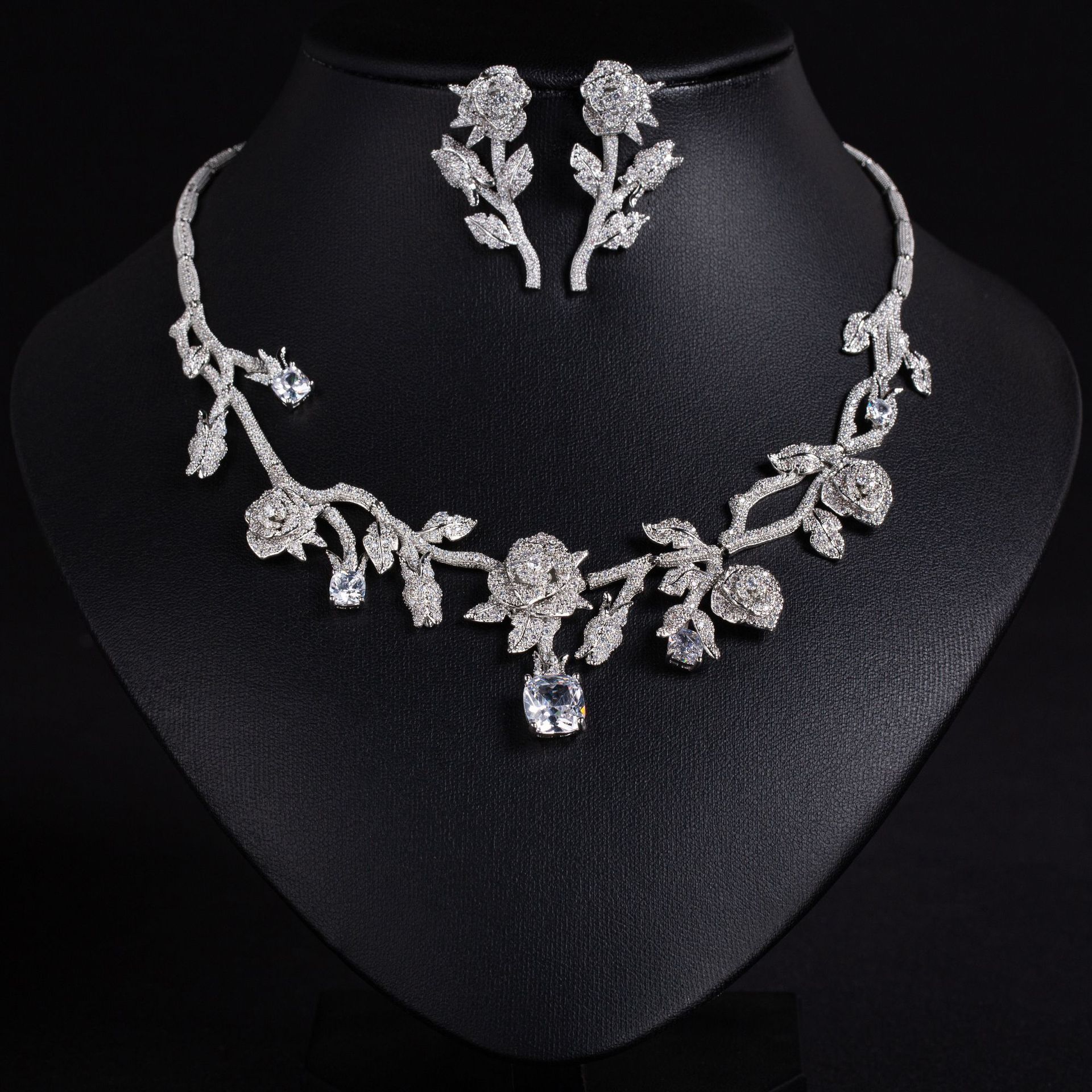 Minimalist Camellia Necklace Women's Luxury Design Sensation Small Fragrance Style Clavicle Chain Full Diamond Three-dimensional Rose Flower Neck
