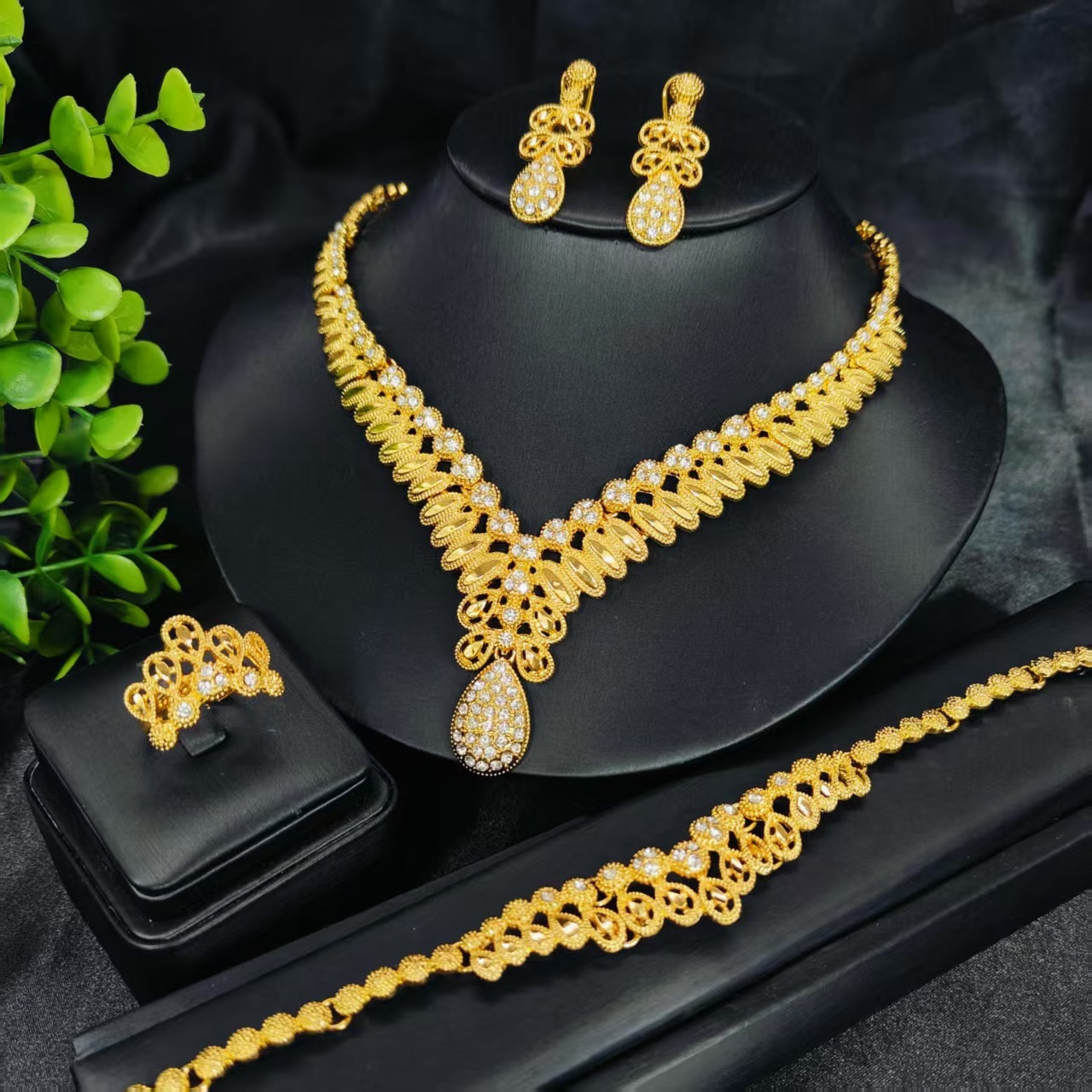 Middle East Dubai Jewelry Set Vietnam Bride Wedding Accessories Necklace Bracelet Earrings Ring Four Piece Set Floral Design