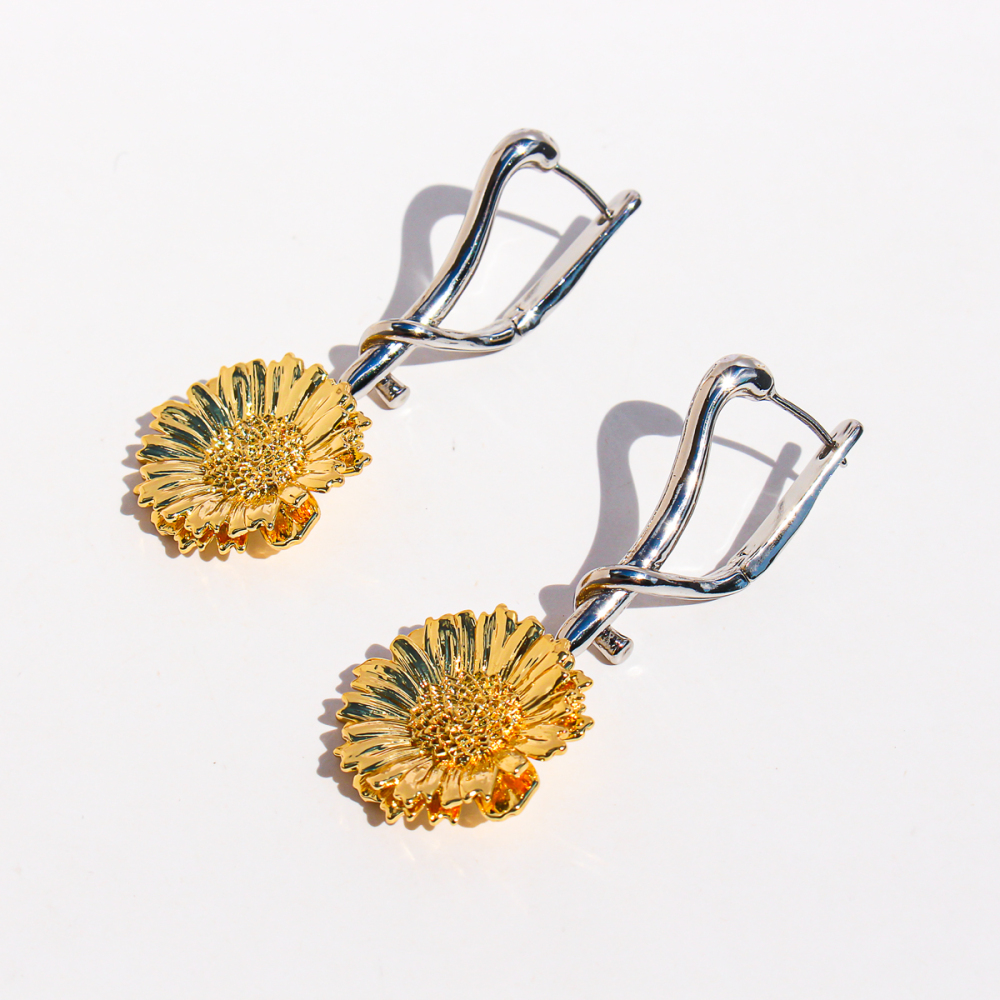 Elegant Daisy Art Embossed Bracelet And Earring Set For Women Golden 3D Petal Design Holiday Fashion Jewelry Accessories