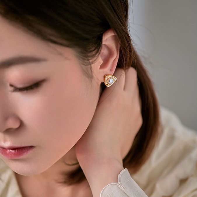 Elegant French Romantic Pearl Earrings Women's Enamel Jewelry Geometric Pattern Vintage Style Triangle Design Copper Material