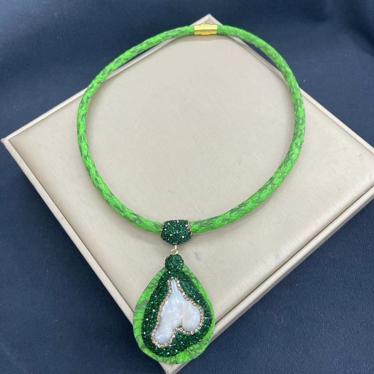 Natural Snake Skin Four Piece Set Embedded With Pearls And Czech Crystals For High End Banquet Jewelry Accessories