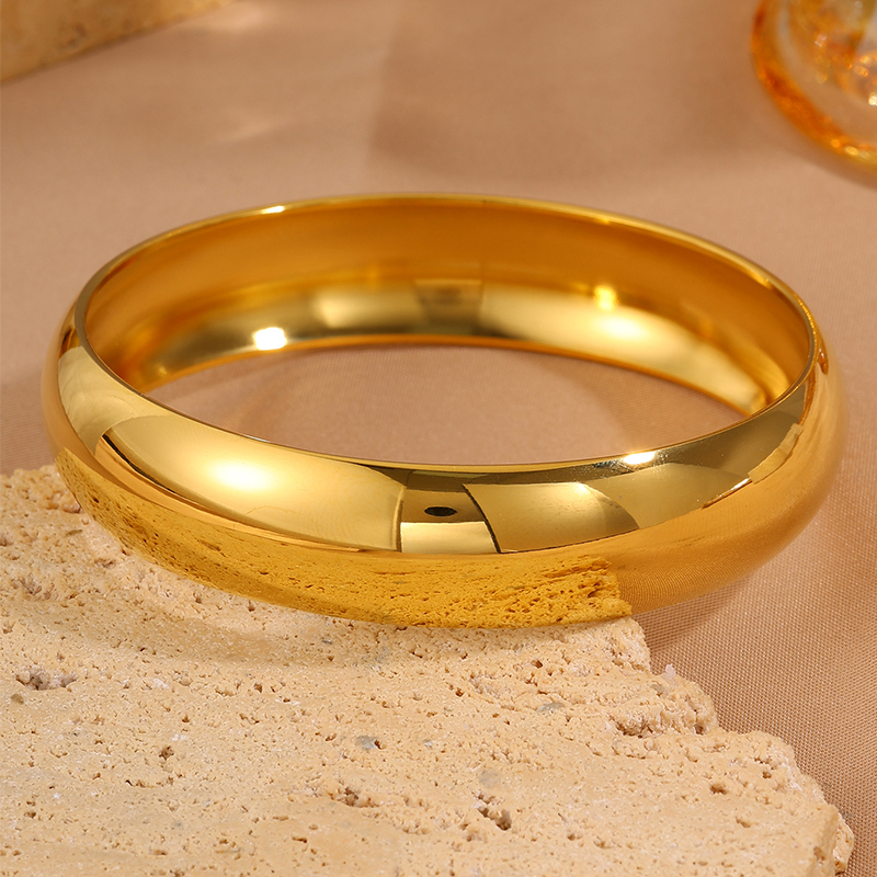 1pcs - Gold Smooth Simple Bracelet! The Design Is Eye-catching And Classic, With A Smooth Texture And Sharp Silhouette, Showcasing Ingenuity And Elegant Luxury Charm - Paired With Stainless Steel Material