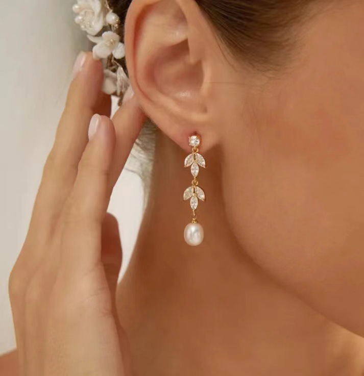 Gold Plated Brass Pearl Stud Earrings Leaf Embedded Fashionable Personality Drop Shaped Luxury Style Women's Jewelry Earrings