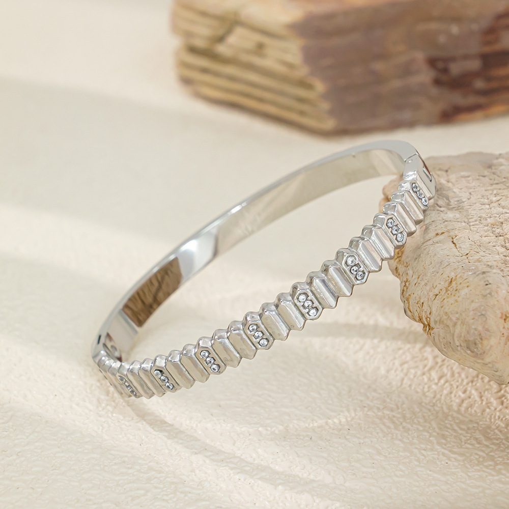 New Luxury Fashion Bracelet Vintage Stainless Steel Casting Versatile Buckle Titanium Steel Simple Style Irregular Diamond Engraving