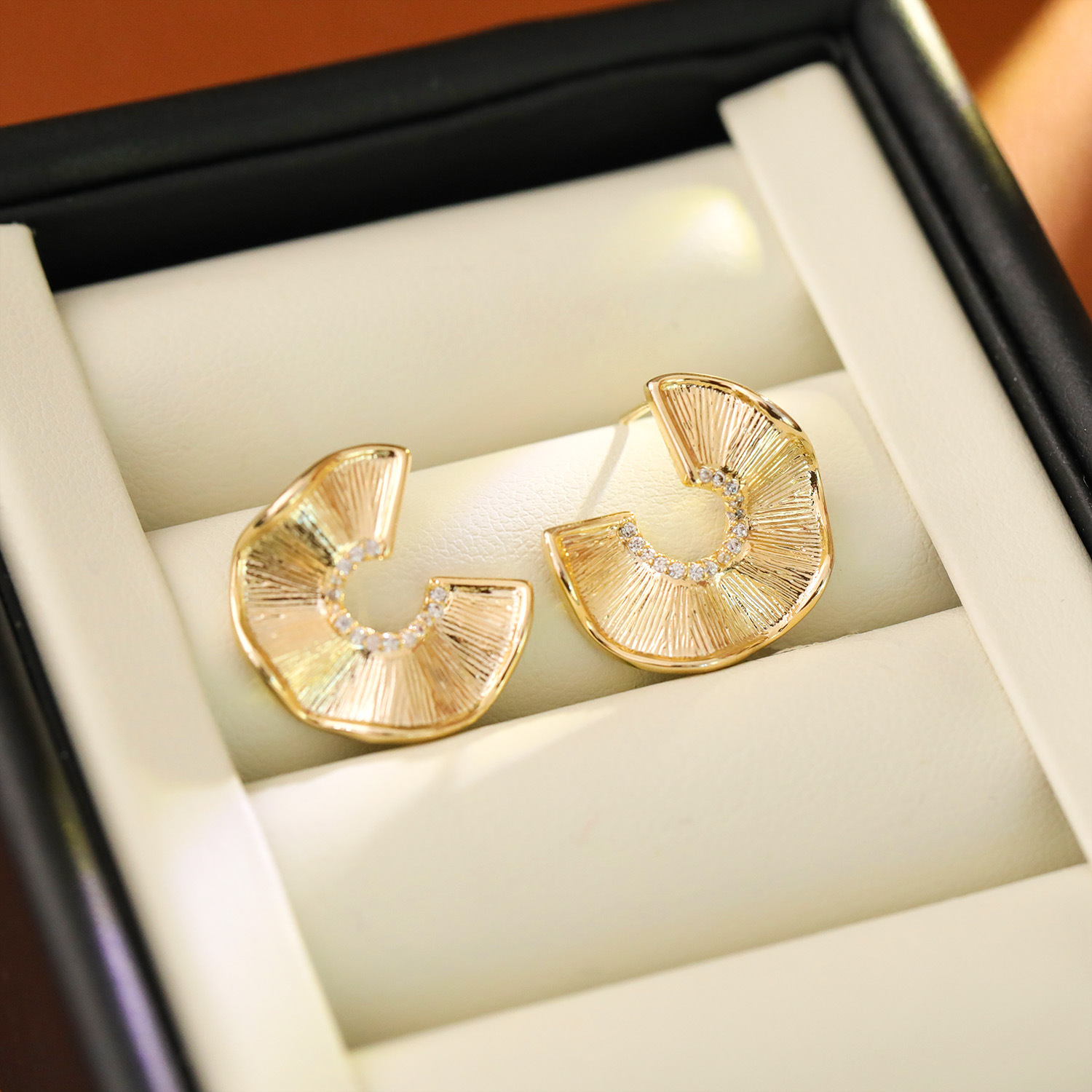 Fashionable Geometric Heart Shaped Dangle Earrings Women Simple Style Wave Folded Copper Alloy Elegant Atmosphere Ear Jewelry