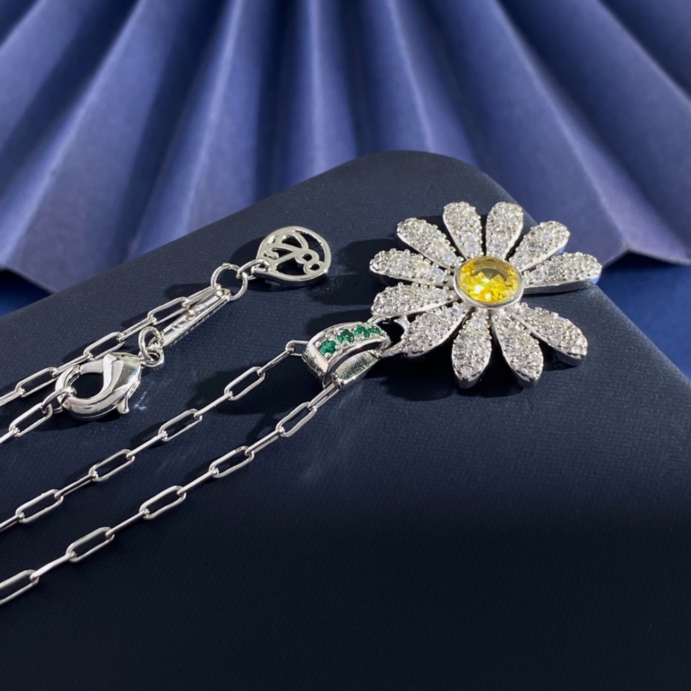 Fashion Vintage Silver Daisy Retro Necklace  INS Simple Versatile Collarbone Chain Unisex Accessories  Full Diamond Inlaid Yellow Diamond Daisy Flower Pendant Necklace