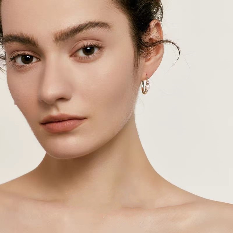 Elegant Simple Pearl Women's Earrings Fashionable High-End Design Sensation Versatile Clip-On Jewelry Accessories