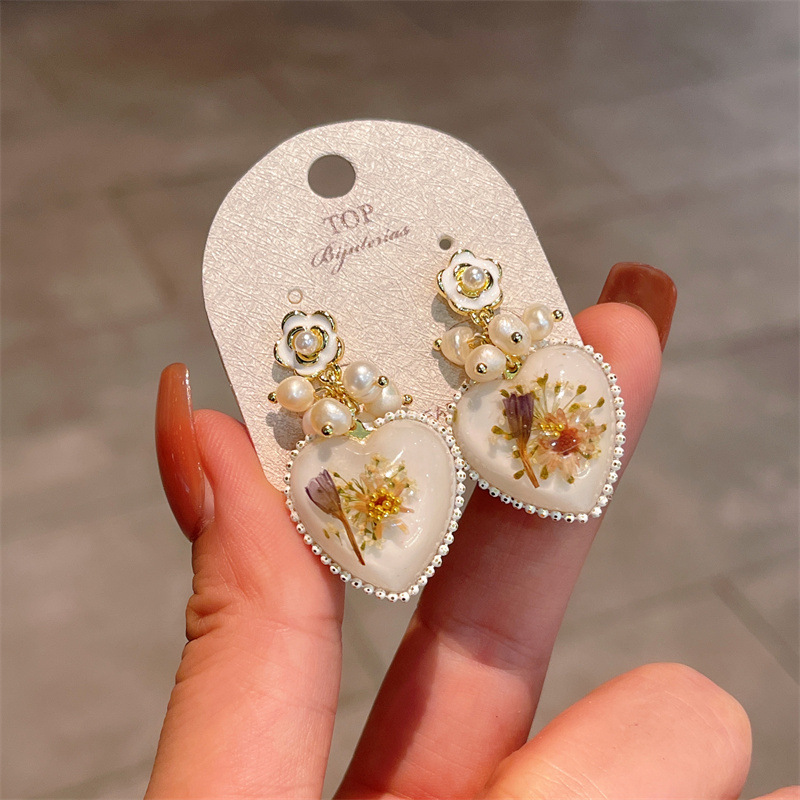 1 Pair Simple Style Classic Style Heart Shape Inlay Resin Freshwater Pearl Copper Pearl Drop Earrings