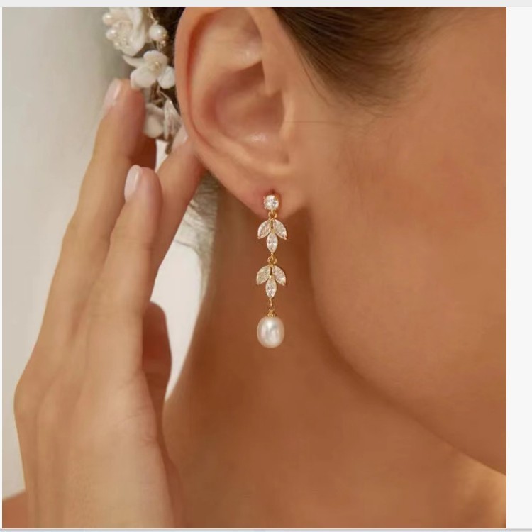 Gold Plated Brass Pearl Stud Earrings Leaf Embedded Fashionable Personality Drop Shaped Luxury Style Women's Jewelry Earrings